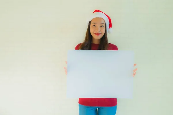 Retrato bonito jovem asiático mulheres mostrar branco bordo cartão — Fotografia de Stock