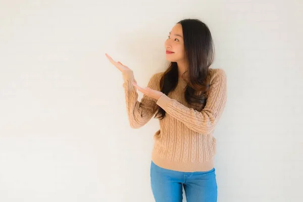 Retrato hermosa joven asiático mujeres sonrisa feliz en muchos acción — Foto de Stock