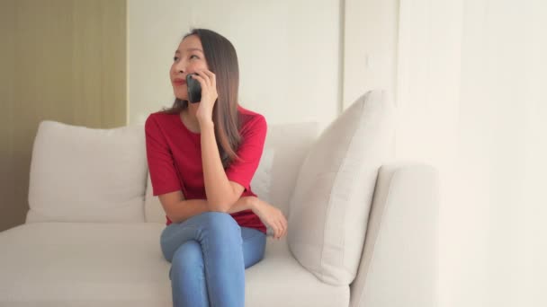 Кадри Прекрасної Азіатської Жінки Яка Розмовляє Телефону — стокове відео