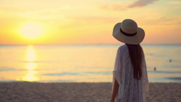 Metraje Joven Mujer Asiática Orilla Del Mar Durante Las Vacaciones — Vídeos de Stock