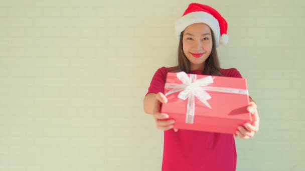 Footage Beautiful Asian Woman Gift Box Christmas Hat Front White — Stock Video