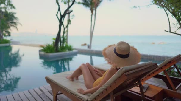 Filmati Una Bella Donna Asiatica Che Rilassa Piscina Hotel — Video Stock