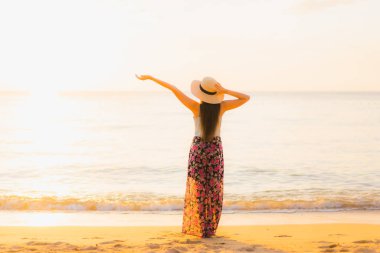 Güzel Asyalı genç kadınların portresi. Gülümseyin. Rahatlayın.