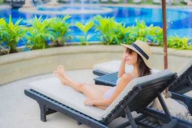 Güzel Asyalı genç kadınların portresi. Gülümse, rahatla.