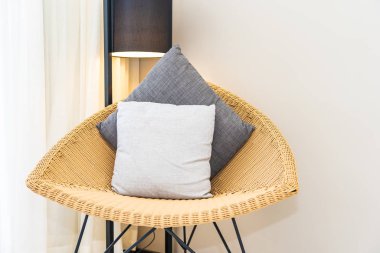 Koltuktaki yastık süslemesi.