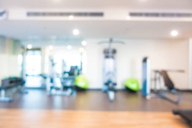 Beden eğitimi odasının içi spor malzemeleriyle dolu.