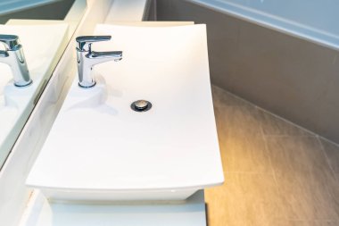 Su yüzeyi ve beyaz lavabo iç dekorasyonu