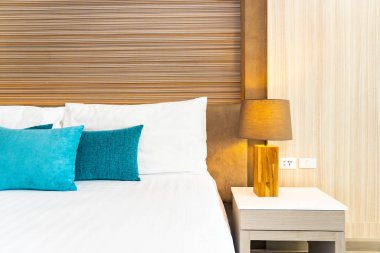 Yatak dekorasyonunda beyaz rahat yastık.