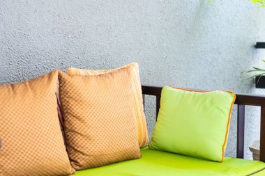 Dışarıdaki verandanın etrafında yastık var.