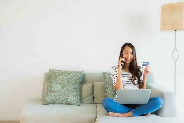 Portrait beautiful young asian women with credit card mobile pho — Stock Photo, Image