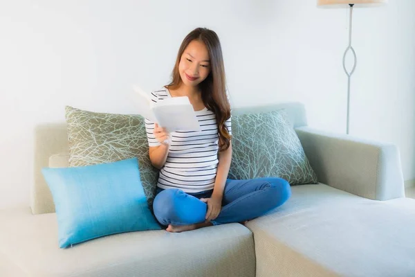 Retrato hermosa joven asiático mujeres leyendo libro con café cu — Foto de Stock