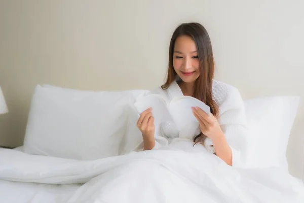 Portrait beautiful young asian women read book on bed — 图库照片
