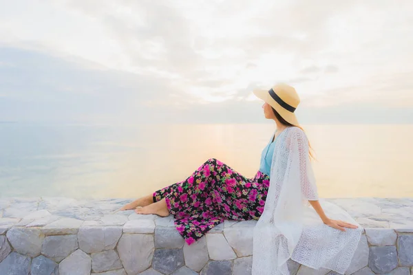 Porträt schöne junge asiatische Frauen glücklich lächeln um sich herum entspannen — Stockfoto