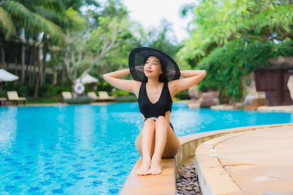 Retrato bonito jovem asiático mulheres feliz sorriso relaxar em torno de sw — Fotografia de Stock