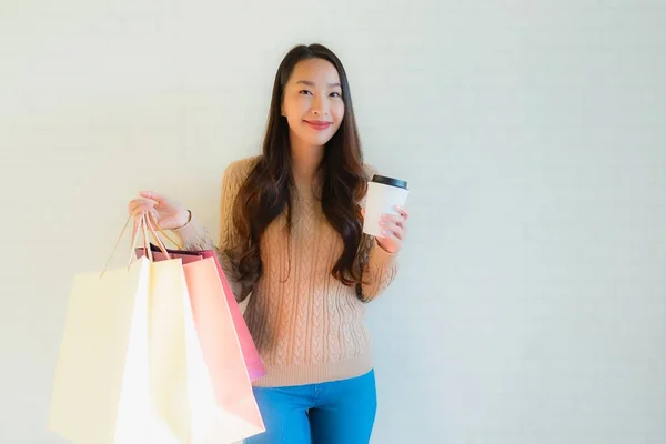 Ritratto belle giovani donne asiatiche sorriso felice con shopping b — Foto Stock