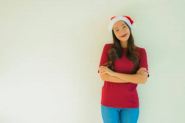 Retrato hermosa joven asiático mujeres usando santa sombrero para celeb —  Fotos de Stock