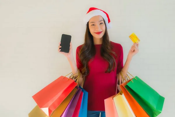 Portret mooie jonge aziatische vrouwen dragen kerstmis santa hoed wi — Stockfoto