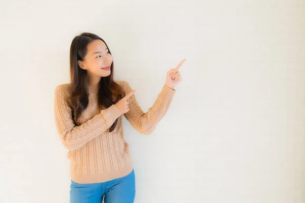 Portret mooi jong aziatische vrouwen glimlachen gelukkig in veel actie — Stockfoto