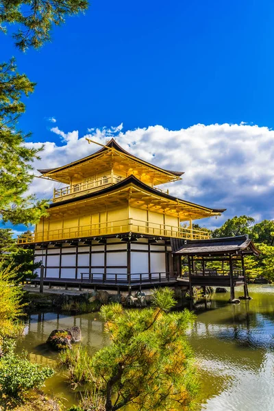 Magnifique temple Kinkakuji avec pavillon doré à Kyoto Japon — Photo
