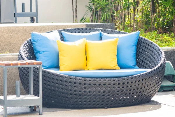 Terras in de tuin met sofa stoel en kussen decoratie — Stockfoto