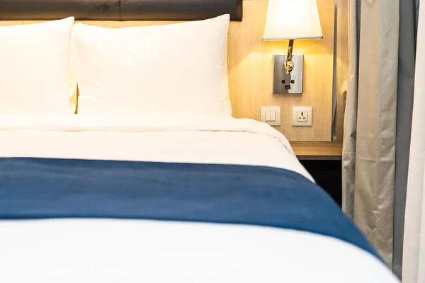 Almohada blanca cómoda y manta en la decoración de la cama en bedroo — Foto de Stock
