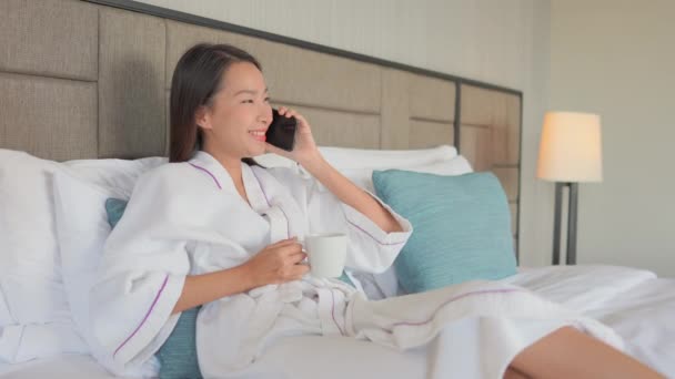 Záběry Krásné Asijské Ženy Mluví Telefonicky Doma — Stock video