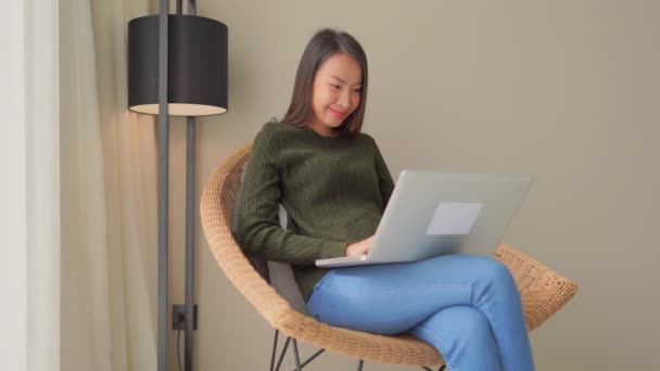 Filmati Donna Asiatica Che Lavora Con Computer Portatile Casa — Video Stock