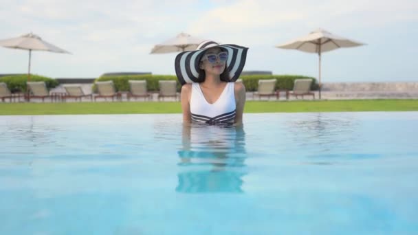 Metraje Hermosa Mujer Asiática Relajándose Piscina Hotel — Vídeo de stock