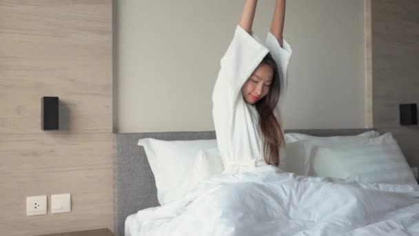 Beeldmateriaal Van Mooie Aziatische Vrouw Stretching Bed Thuis — Stockvideo