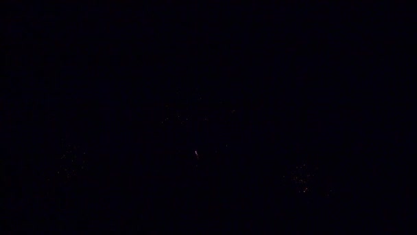 Imagens Perto Fogos Artifício Explodindo Céu Noturno — Vídeo de Stock