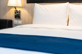 Bílý pohodlný polštář a přikrývka na posteli dekorace v ložnici