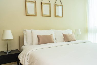 Yatak dekorasyonunda beyaz rahat yastık.