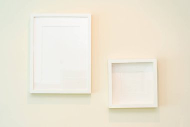 Duvarın iç dekorasyonunda boş fotoğraf çerçevesi