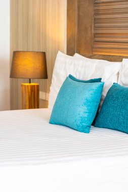 Yatak dekorasyonunda beyaz rahat yastık.