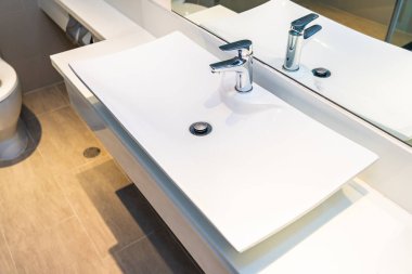 Su yüzeyi ve beyaz lavabo iç dekorasyonu