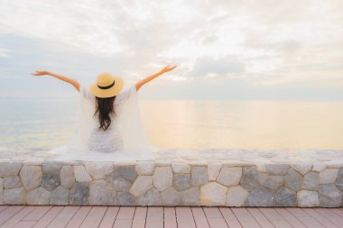 Güzel Asyalı genç kadınların portresi. Gülümseyin. Rahatlayın.