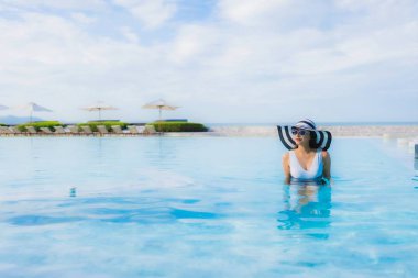 Güzel Asyalı genç kadınların portresi. Gülümseyin. Rahatlayın.