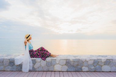 Güzel Asyalı genç kadınların portresi. Gülümseyin. Rahatlayın.