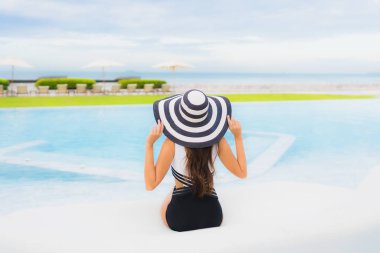 Güzel Asyalı genç kadınların portresi. Gülümseyin. Rahatlayın.