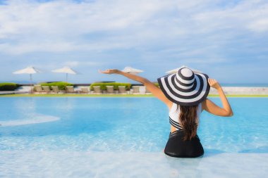 Güzel Asyalı genç kadınların portresi. Gülümseyin. Rahatlayın.