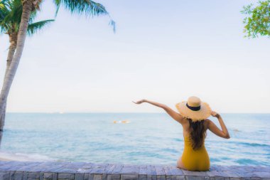 Asyalı güzel kadınların mutlu portresi. Etrafında rahatla.