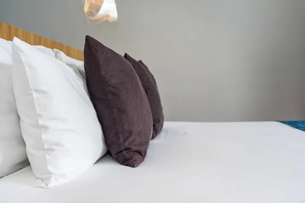Біла подушка на інтер'єрі ліжка — стокове фото