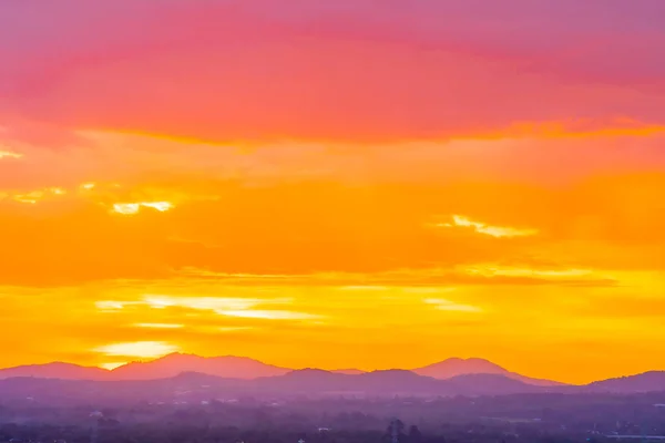 Όμορφο τοπίο με την ανατολή ή το ηλιοβασίλεμα πάνω από το βουνό — Φωτογραφία Αρχείου