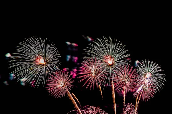 Bellissimo spettacolo pirotecnico colorato di notte per festeggiare — Foto Stock