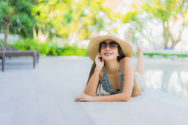 Молодые женщины с радостной улыбкой отдыхают на свежем воздухе — стоковое фото