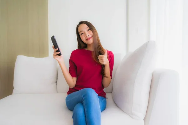 Porträt schöne junge asiatische Frauen mit Handy oder Smartphone — Stockfoto