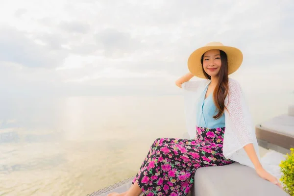 Portrét krásné mladé asijské ženy šťastný úsměv relaxovat kolem — Stock fotografie