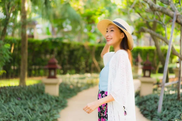 Retrato bonito jovem asiático mulheres feliz sorriso relaxar — Fotografia de Stock