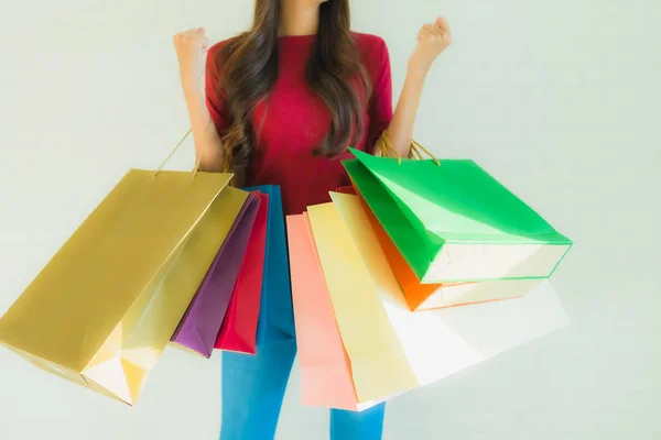 Retrato hermosa joven asiático mujeres desgaste navidad santa hat wi — Foto de Stock