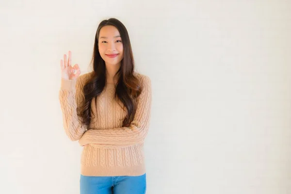 Retrato hermosa joven asiático mujeres sonrisa feliz en muchos acción —  Fotos de Stock